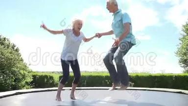老年夫妇在慢动作中蹦蹦跳跳